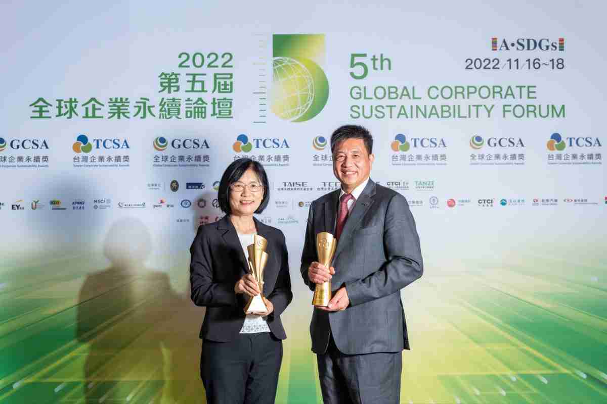 壹号平台作为净零碳排先锋，，，，期引领价值链伙伴同行共好，，，，卫冕制造业组“十大典范企业” 二连冠殊荣(左：壹号平台光电永续长古秀华，，，右：壹号平台光电董事长暨执行长彭双浪)