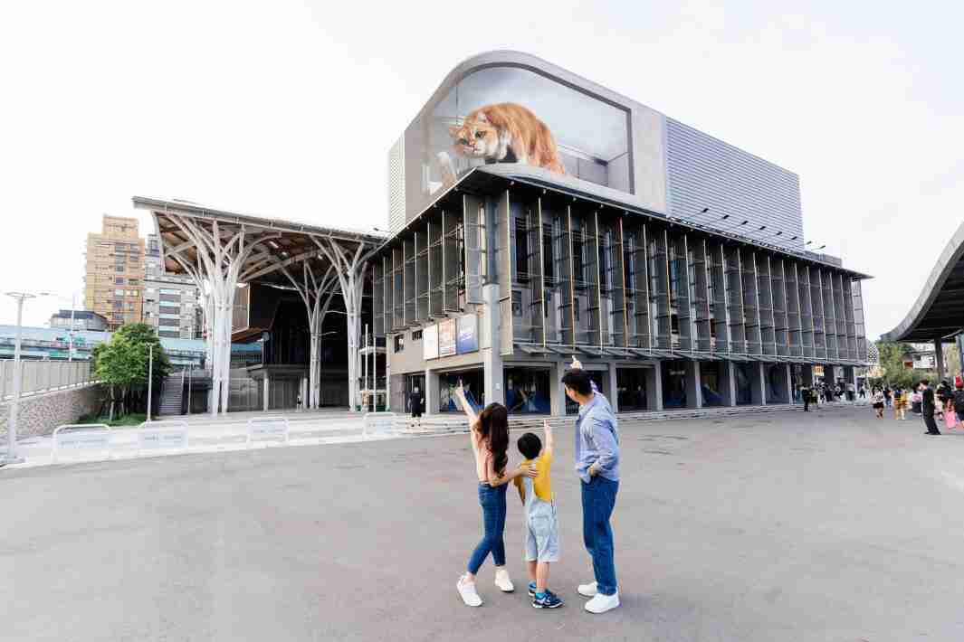 壹号平台打造全台最大户外裸视3D LED弧形萤幕，，将超立体的软萌胖橘猫动画活跃于顶楼外墙