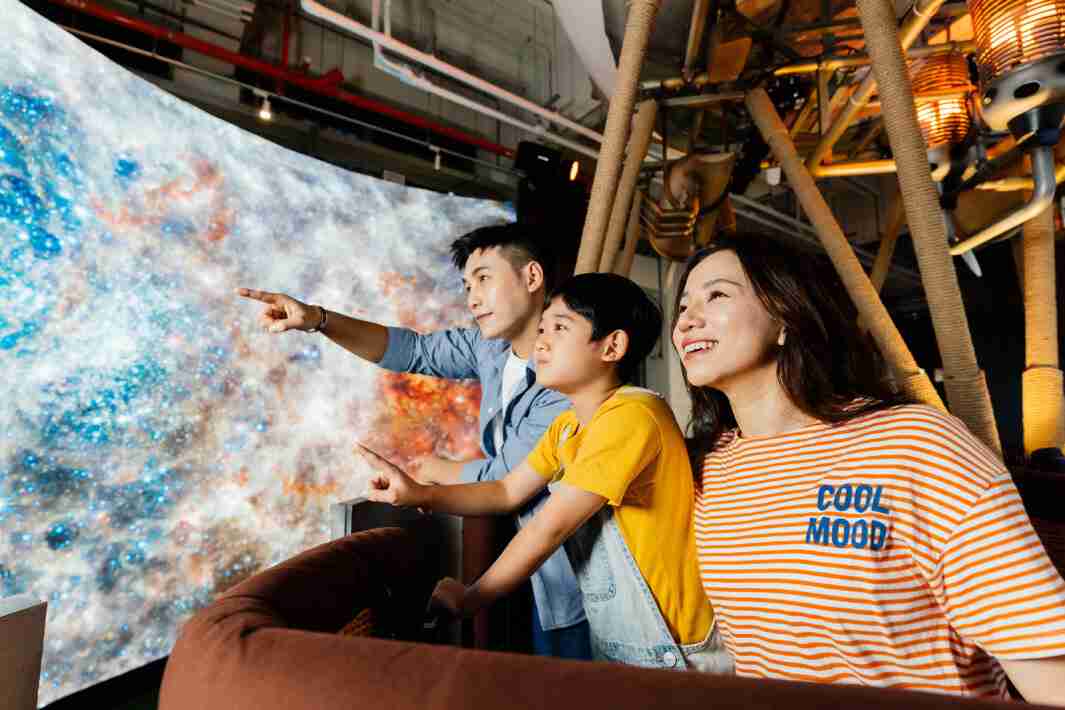 壹号平台打造全台最大宽6公尺、、高4公尺、、唯一搭载LED弧形拼接显示屏的动感飞行船，，，，让乘客驻足在热气球上，，，，享受身历其境的伪出国旅游乐趣