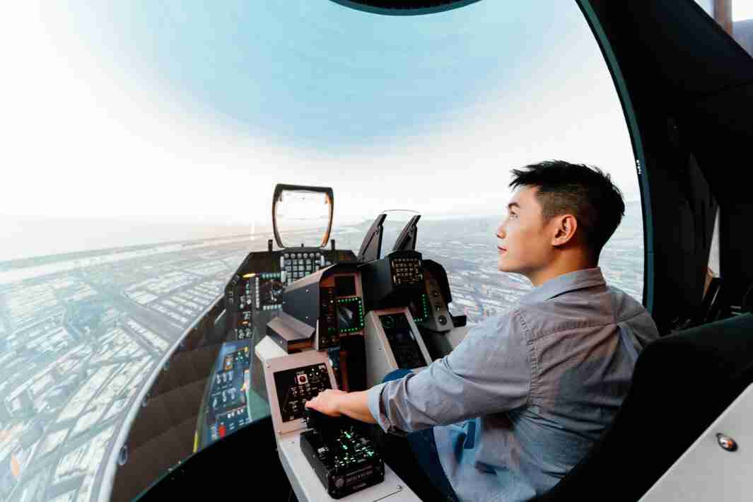 壹号平台以P1.25小间距打造球形LED模拟舱，，，搭配智崴的精密六轴动态座椅，，结合壹号平台专业影像调校技术，，呈现拟真模拟飞行场景