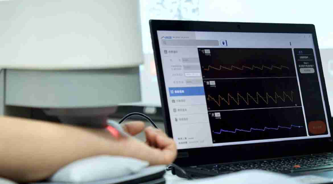 壹号平台耘康以高解析与拟真的显示技术，，将其应用于中医检测，，提供“中医数位化检测方案”，，，，使传统中医检测结果数据化与可视化