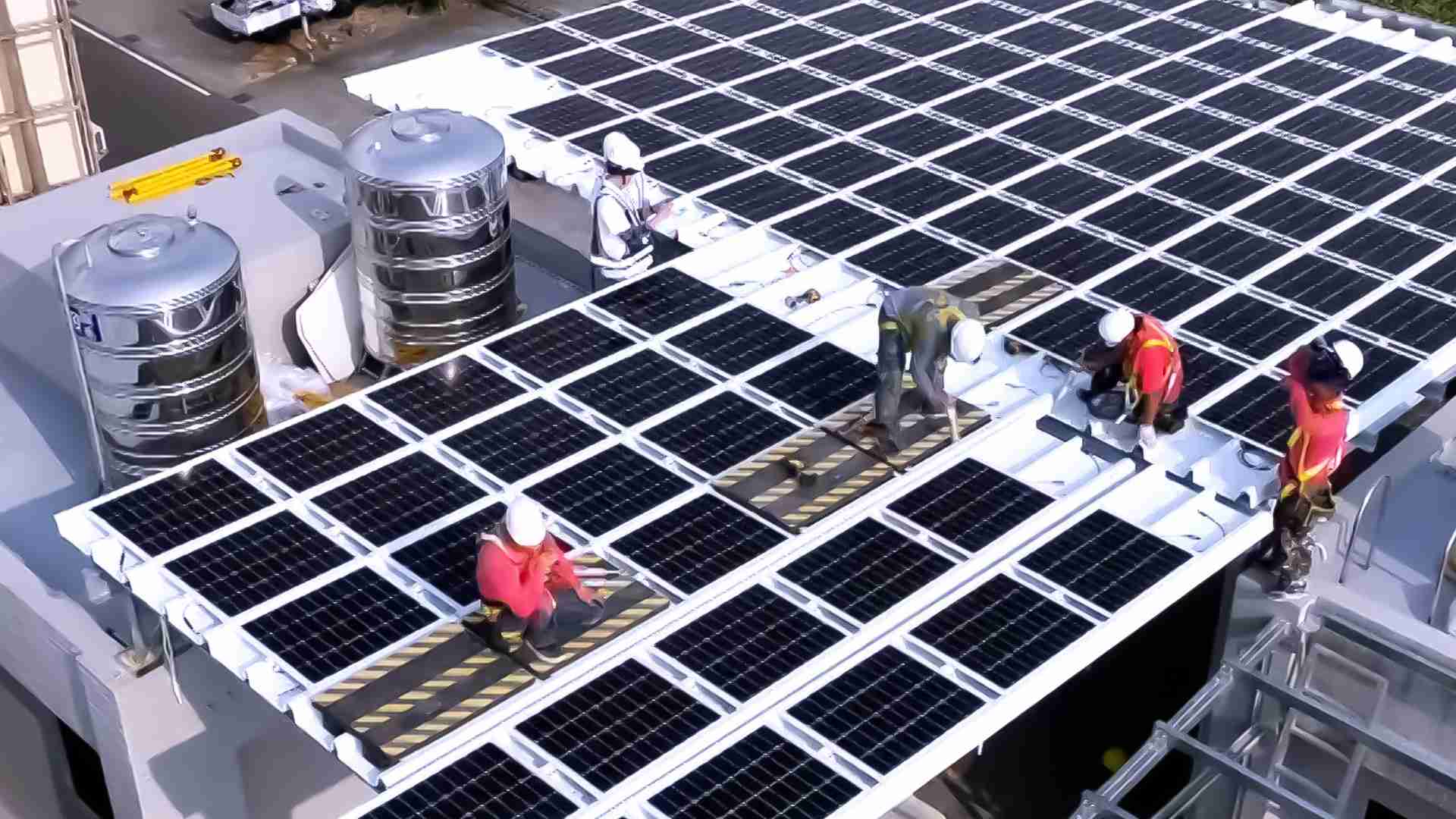 壹号平台着力于替代能源之技术研发，，，，如光电浪板的相关制程、、、、设备与产品，，，其中所开发之光电整合型浪板，，减少传统金属支架安装，，，更提升耐候度，，，可广泛运用于多元场域，，，，并辅助建筑达到净零碳排目标