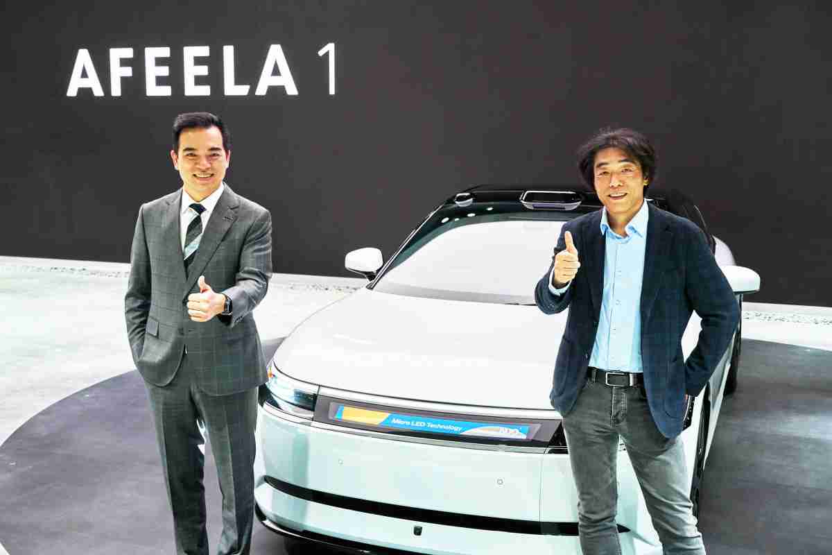 壹号平台与Sony Honda Mobility携手合作，，率先全球展示搭载于AFEELA电动车上，，，首款应用在车身外部的Micro LED 车头显示解决方案 (Micro LED Media Bar Solutions)。。。壹号平台光电执行长暨总经理柯富仁(左)与Sony Honda Mobility代表取缔役社长兼营运长川西泉(lzumi Kawanishi)(右)在CES 现场展现双方坚定持续创新的承诺，，，实现更加人性化与智慧的驾乘体验。。。。